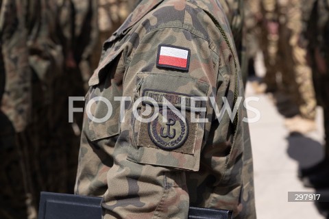  08.05.2025 WARSZAWA<br />
UROCZYSTY APEL Z OKAZJI NARODOWEGO DNIA ZWYCIESTWA W 1 WARSZAWSKIEJ BRYGADZIE PANCERNEJ<br />
N/Z FLAGA POLSKI NASZYWKA<br />
FOT. ANTONI BYSZEWSKI/FOTONEWS 
