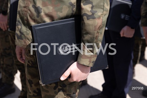  08.05.2025 WARSZAWA<br />
UROCZYSTY APEL Z OKAZJI NARODOWEGO DNIA ZWYCIESTWA W 1 WARSZAWSKIEJ BRYGADZIE PANCERNEJ<br />
N/Z ODZNACZENIE MON MINISTERSTWO OBRONY NARODOWEJ<br />
FOT. ANTONI BYSZEWSKI/FOTONEWS 