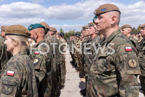  08.05.2025 WARSZAWA<br />
UROCZYSTY APEL Z OKAZJI NARODOWEGO DNIA ZWYCIESTWA W 1 WARSZAWSKIEJ BRYGADZIE PANCERNEJ<br />
N/Z ZOLNIERZE WOJSKA POLSKIEGO<br />
FOT. ANTONI BYSZEWSKI/FOTONEWS 
