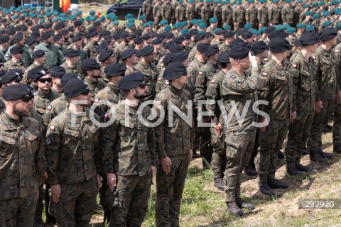  08.05.2025 WARSZAWA<br />
UROCZYSTY APEL Z OKAZJI NARODOWEGO DNIA ZWYCIESTWA W 1 WARSZAWSKIEJ BRYGADZIE PANCERNEJ<br />
N/Z ZOLNIERZE WOJSKA POLSKIEGO<br />
FOT. ANTONI BYSZEWSKI/FOTONEWS 