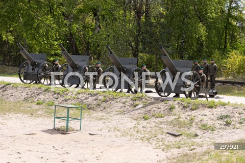  08.05.2025 WARSZAWA<br />
UROCZYSTY APEL Z OKAZJI NARODOWEGO DNIA ZWYCIESTWA W 1 WARSZAWSKIEJ BRYGADZIE PANCERNEJ<br />
N/Z ARMATY<br />
FOT. ANTONI BYSZEWSKI/FOTONEWS 