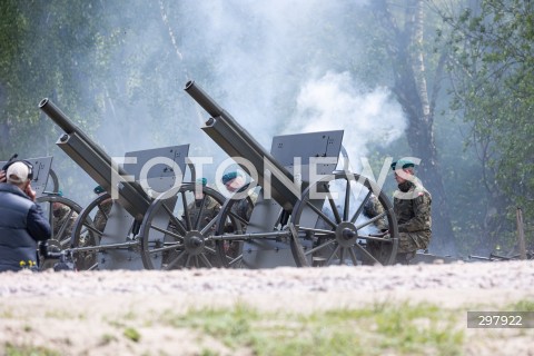  08.05.2025 WARSZAWA<br />
UROCZYSTY APEL Z OKAZJI NARODOWEGO DNIA ZWYCIESTWA W 1 WARSZAWSKIEJ BRYGADZIE PANCERNEJ<br />
N/Z ARMATY<br />
FOT. ANTONI BYSZEWSKI/FOTONEWS 