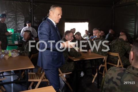  08.05.2025 WARSZAWA<br />
UROCZYSTY APEL Z OKAZJI NARODOWEGO DNIA ZWYCIESTWA W 1 WARSZAWSKIEJ BRYGADZIE PANCERNEJ<br />
N/Z PREMIER DONALD TUSK<br />
FOT. ANTONI BYSZEWSKI/FOTONEWS 