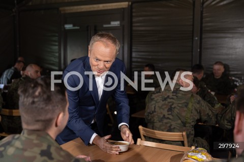  08.05.2025 WARSZAWA<br />
UROCZYSTY APEL Z OKAZJI NARODOWEGO DNIA ZWYCIESTWA W 1 WARSZAWSKIEJ BRYGADZIE PANCERNEJ<br />
N/Z PREMIER DONALD TUSK<br />
FOT. ANTONI BYSZEWSKI/FOTONEWS 