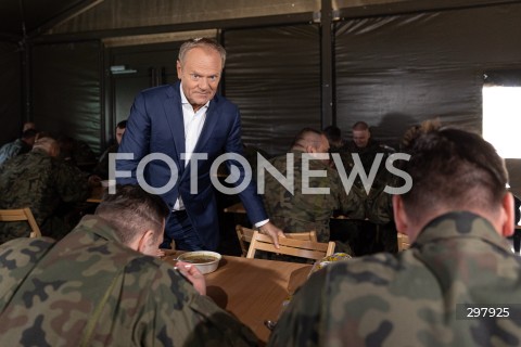  08.05.2025 WARSZAWA<br />
UROCZYSTY APEL Z OKAZJI NARODOWEGO DNIA ZWYCIESTWA W 1 WARSZAWSKIEJ BRYGADZIE PANCERNEJ<br />
N/Z PREMIER DONALD TUSK<br />
FOT. ANTONI BYSZEWSKI/FOTONEWS 