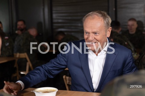  08.05.2025 WARSZAWA<br />
UROCZYSTY APEL Z OKAZJI NARODOWEGO DNIA ZWYCIESTWA W 1 WARSZAWSKIEJ BRYGADZIE PANCERNEJ<br />
N/Z PREMIER DONALD TUSK<br />
FOT. ANTONI BYSZEWSKI/FOTONEWS 