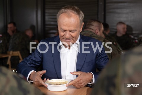  08.05.2025 WARSZAWA<br />
UROCZYSTY APEL Z OKAZJI NARODOWEGO DNIA ZWYCIESTWA W 1 WARSZAWSKIEJ BRYGADZIE PANCERNEJ<br />
N/Z PREMIER DONALD TUSK<br />
FOT. ANTONI BYSZEWSKI/FOTONEWS 