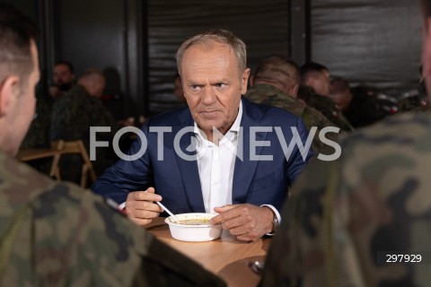  08.05.2025 WARSZAWA<br />
UROCZYSTY APEL Z OKAZJI NARODOWEGO DNIA ZWYCIESTWA W 1 WARSZAWSKIEJ BRYGADZIE PANCERNEJ<br />
N/Z PREMIER DONALD TUSK<br />
FOT. ANTONI BYSZEWSKI/FOTONEWS 
