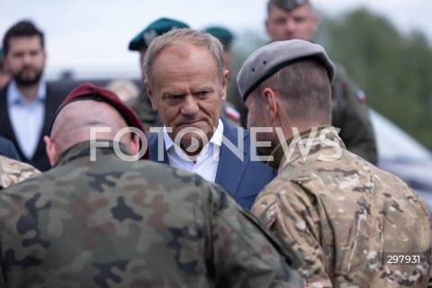  08.05.2025 WARSZAWA<br />
UROCZYSTY APEL Z OKAZJI NARODOWEGO DNIA ZWYCIESTWA W 1 WARSZAWSKIEJ BRYGADZIE PANCERNEJ<br />
N/Z PREMIER DONALD TUSK<br />
FOT. ANTONI BYSZEWSKI/FOTONEWS 