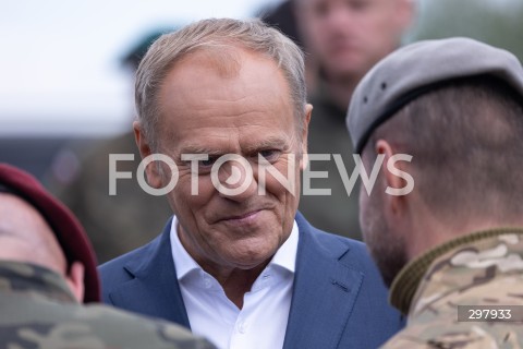  08.05.2025 WARSZAWA<br />
UROCZYSTY APEL Z OKAZJI NARODOWEGO DNIA ZWYCIESTWA W 1 WARSZAWSKIEJ BRYGADZIE PANCERNEJ<br />
N/Z PREMIER DONALD TUSK<br />
FOT. ANTONI BYSZEWSKI/FOTONEWS 
