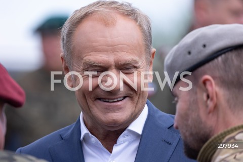  08.05.2025 WARSZAWA<br />
UROCZYSTY APEL Z OKAZJI NARODOWEGO DNIA ZWYCIESTWA W 1 WARSZAWSKIEJ BRYGADZIE PANCERNEJ<br />
N/Z PREMIER DONALD TUSK<br />
FOT. ANTONI BYSZEWSKI/FOTONEWS 