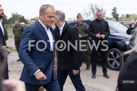  08.05.2025 WARSZAWA<br />
UROCZYSTY APEL Z OKAZJI NARODOWEGO DNIA ZWYCIESTWA W 1 WARSZAWSKIEJ BRYGADZIE PANCERNEJ<br />
N/Z PREMIER DONALD TUSK<br />
FOT. ANTONI BYSZEWSKI/FOTONEWS 