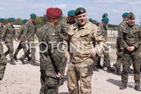  08.05.2025 WARSZAWA<br />
UROCZYSTY APEL Z OKAZJI NARODOWEGO DNIA ZWYCIESTWA W 1 WARSZAWSKIEJ BRYGADZIE PANCERNEJ<br />
N/Z WIESLAW KUKULA<br />
FOT. ANTONI BYSZEWSKI/FOTONEWS 