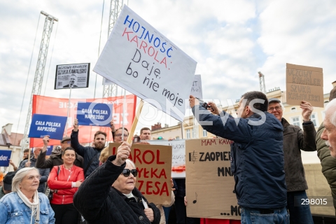  08.05.2025 RZESZOW <br />
SPOTKANIE KANDYDATA NA URZAD PREZYDENTA RP KAROLA NAWROCKIEGO Z MIESZKANCAMI NA RYNKU W RZESZOWIE <br />
N/Z MANIFESTACJA PRZECIWNIKOW KAROLA NAWROCKIEGO <br />
 