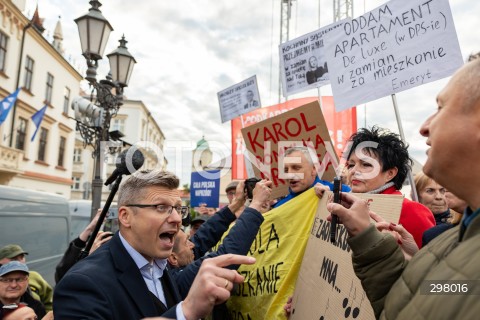 08.05.2025 RZESZOW <br />
SPOTKANIE KANDYDATA NA URZAD PREZYDENTA RP KAROLA NAWROCKIEGO Z MIESZKANCAMI NA RYNKU W RZESZOWIE <br />
N/Z MARCIN WARCHOL MANIFESTACJA PRZECIWNIKOW KAROLA NAWROCKIEGO <br />
 