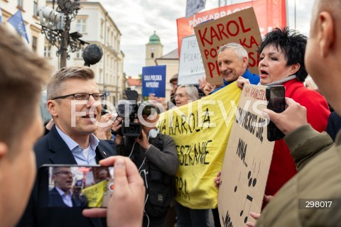  08.05.2025 RZESZOW <br />
SPOTKANIE KANDYDATA NA URZAD PREZYDENTA RP KAROLA NAWROCKIEGO Z MIESZKANCAMI NA RYNKU W RZESZOWIE <br />
N/Z MARCIN WARCHOL MANIFESTACJA PRZECIWNIKOW KAROLA NAWROCKIEGO <br />
 