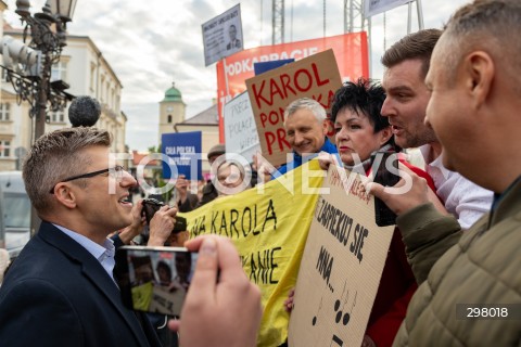  08.05.2025 RZESZOW <br />
SPOTKANIE KANDYDATA NA URZAD PREZYDENTA RP KAROLA NAWROCKIEGO Z MIESZKANCAMI NA RYNKU W RZESZOWIE <br />
N/Z MARCIN WARCHOL MANIFESTACJA PRZECIWNIKOW KAROLA NAWROCKIEGO <br />
 