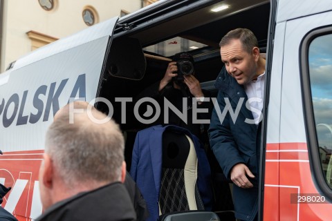  08.05.2025 RZESZOW <br />
SPOTKANIE KANDYDATA NA URZAD PREZYDENTA RP KAROLA NAWROCKIEGO Z MIESZKANCAMI NA RYNKU W RZESZOWIE <br />
N/Z KAROL NAWROCKI <br />
 