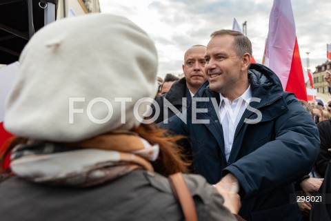  08.05.2025 RZESZOW <br />
SPOTKANIE KANDYDATA NA URZAD PREZYDENTA RP KAROLA NAWROCKIEGO Z MIESZKANCAMI NA RYNKU W RZESZOWIE <br />
N/Z KAROL NAWROCKI <br />
 