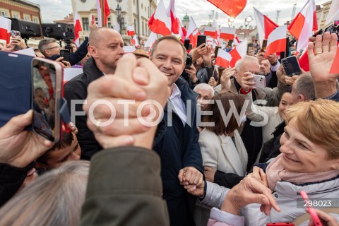  08.05.2025 RZESZOW <br />
SPOTKANIE KANDYDATA NA URZAD PREZYDENTA RP KAROLA NAWROCKIEGO Z MIESZKANCAMI NA RYNKU W RZESZOWIE <br />
N/Z KAROL NAWROCKI <br />
 