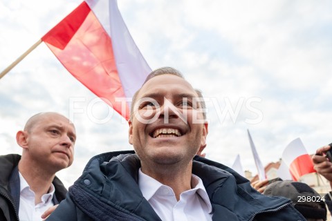  08.05.2025 RZESZOW <br />
SPOTKANIE KANDYDATA NA URZAD PREZYDENTA RP KAROLA NAWROCKIEGO Z MIESZKANCAMI NA RYNKU W RZESZOWIE <br />
N/Z KAROL NAWROCKI <br />
 