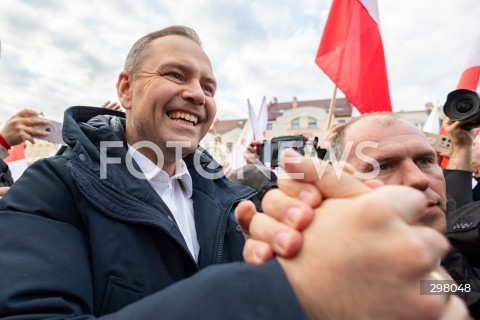  08.05.2025 RZESZOW <br />
SPOTKANIE KANDYDATA NA URZAD PREZYDENTA RP KAROLA NAWROCKIEGO Z MIESZKANCAMI NA RYNKU W RZESZOWIE <br />
N/Z KAROL NAWROCKI <br />
 