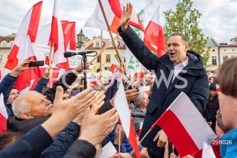  08.05.2025 RZESZOW <br />
SPOTKANIE KANDYDATA NA URZAD PREZYDENTA RP KAROLA NAWROCKIEGO Z MIESZKANCAMI NA RYNKU W RZESZOWIE <br />
N/Z KAROL NAWROCKI <br />
 