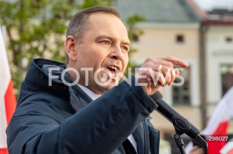  08.05.2025 RZESZOW <br />
SPOTKANIE KANDYDATA NA URZAD PREZYDENTA RP KAROLA NAWROCKIEGO Z MIESZKANCAMI NA RYNKU W RZESZOWIE <br />
N/Z KAROL NAWROCKI <br />
 