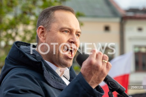  08.05.2025 RZESZOW <br />
SPOTKANIE KANDYDATA NA URZAD PREZYDENTA RP KAROLA NAWROCKIEGO Z MIESZKANCAMI NA RYNKU W RZESZOWIE <br />
N/Z KAROL NAWROCKI <br />
 