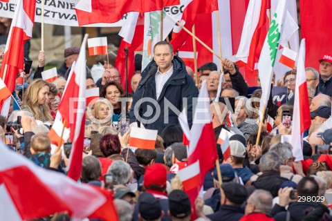  08.05.2025 RZESZOW <br />
SPOTKANIE KANDYDATA NA URZAD PREZYDENTA RP KAROLA NAWROCKIEGO Z MIESZKANCAMI NA RYNKU W RZESZOWIE <br />
N/Z KAROL NAWROCKI <br />
 