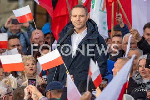  08.05.2025 RZESZOW <br />
SPOTKANIE KANDYDATA NA URZAD PREZYDENTA RP KAROLA NAWROCKIEGO Z MIESZKANCAMI NA RYNKU W RZESZOWIE <br />
N/Z KAROL NAWROCKI <br />
 