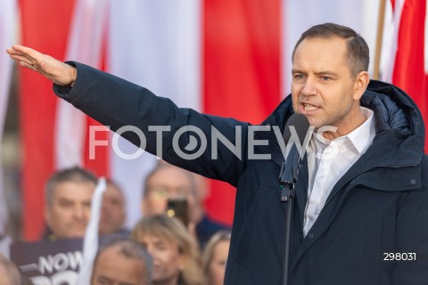  08.05.2025 RZESZOW <br />
SPOTKANIE KANDYDATA NA URZAD PREZYDENTA RP KAROLA NAWROCKIEGO Z MIESZKANCAMI NA RYNKU W RZESZOWIE <br />
N/Z KAROL NAWROCKI <br />
 