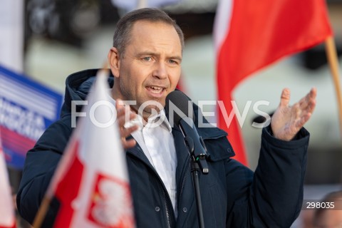  08.05.2025 RZESZOW <br />
SPOTKANIE KANDYDATA NA URZAD PREZYDENTA RP KAROLA NAWROCKIEGO Z MIESZKANCAMI NA RYNKU W RZESZOWIE <br />
N/Z KAROL NAWROCKI <br />
 