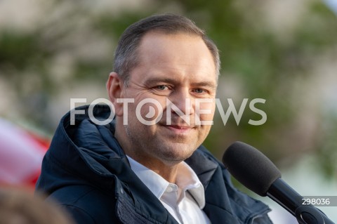  08.05.2025 RZESZOW <br />
SPOTKANIE KANDYDATA NA URZAD PREZYDENTA RP KAROLA NAWROCKIEGO Z MIESZKANCAMI NA RYNKU W RZESZOWIE <br />
N/Z KAROL NAWROCKI <br />
 