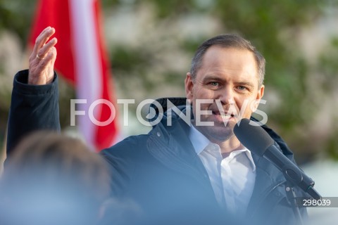  08.05.2025 RZESZOW <br />
SPOTKANIE KANDYDATA NA URZAD PREZYDENTA RP KAROLA NAWROCKIEGO Z MIESZKANCAMI NA RYNKU W RZESZOWIE <br />
N/Z KAROL NAWROCKI <br />
 