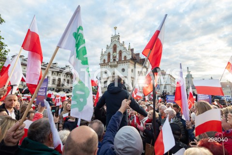  08.05.2025 RZESZOW <br />
SPOTKANIE KANDYDATA NA URZAD PREZYDENTA RP KAROLA NAWROCKIEGO Z MIESZKANCAMI NA RYNKU W RZESZOWIE <br />
N/Z KAROL NAWROCKI <br />
 