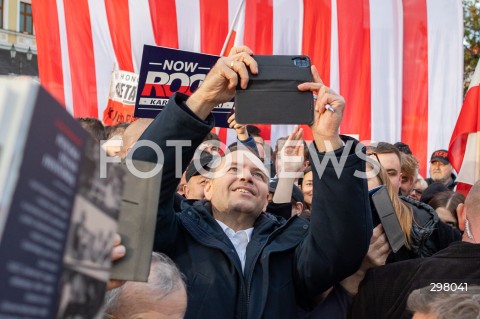  08.05.2025 RZESZOW <br />
SPOTKANIE KANDYDATA NA URZAD PREZYDENTA RP KAROLA NAWROCKIEGO Z MIESZKANCAMI NA RYNKU W RZESZOWIE <br />
N/Z KAROL NAWROCKI <br />
 