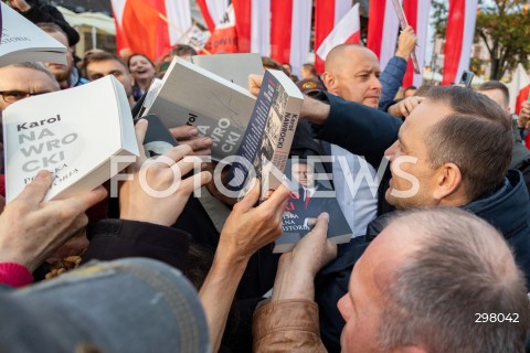  08.05.2025 RZESZOW <br />
SPOTKANIE KANDYDATA NA URZAD PREZYDENTA RP KAROLA NAWROCKIEGO Z MIESZKANCAMI NA RYNKU W RZESZOWIE <br />
N/Z KAROL NAWROCKI <br />
 