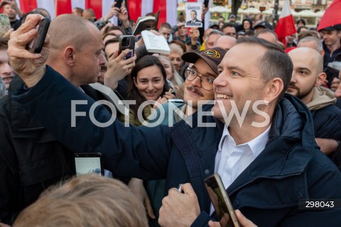  08.05.2025 RZESZOW <br />
SPOTKANIE KANDYDATA NA URZAD PREZYDENTA RP KAROLA NAWROCKIEGO Z MIESZKANCAMI NA RYNKU W RZESZOWIE <br />
N/Z KAROL NAWROCKI <br />
 