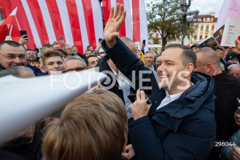  08.05.2025 RZESZOW <br />
SPOTKANIE KANDYDATA NA URZAD PREZYDENTA RP KAROLA NAWROCKIEGO Z MIESZKANCAMI NA RYNKU W RZESZOWIE <br />
N/Z KAROL NAWROCKI <br />
 