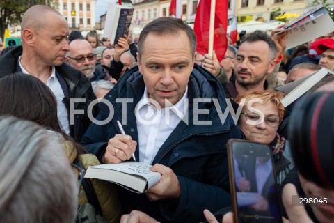  08.05.2025 RZESZOW <br />
SPOTKANIE KANDYDATA NA URZAD PREZYDENTA RP KAROLA NAWROCKIEGO Z MIESZKANCAMI NA RYNKU W RZESZOWIE <br />
N/Z KAROL NAWROCKI <br />
 