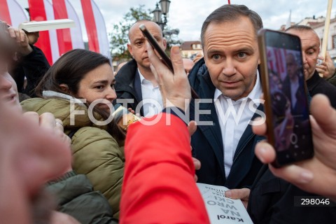  08.05.2025 RZESZOW <br />
SPOTKANIE KANDYDATA NA URZAD PREZYDENTA RP KAROLA NAWROCKIEGO Z MIESZKANCAMI NA RYNKU W RZESZOWIE <br />
N/Z KAROL NAWROCKI <br />
 