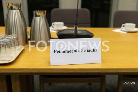  09.05.2025 WARSZAWA<br />
34. POSIEDZENIE SEJMU POSIEDZENIE KOMISJI SLEDCZEJ DS. PEGASUSA<br />
N/Z KARTKA PELNOMOCNIK SWIADKA<br />
FOT. ANTONI BYSZEWSKI/FOTONEWS 