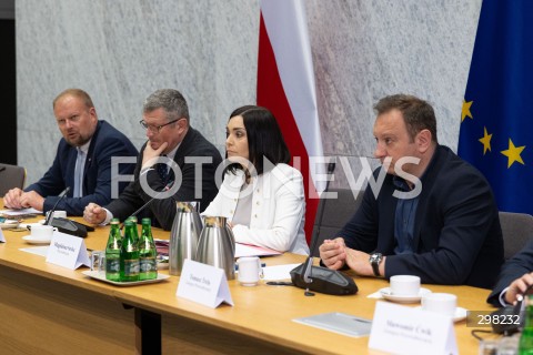  09.05.2025 WARSZAWA<br />
34. POSIEDZENIE SEJMU POSIEDZENIE KOMISJI SLEDCZEJ DS. PEGASUSA<br />
N/Z WITOLD ZEMBACZYNSKI MARCIN BOSACKI MAGDALENA SROKA TOMASZ TRELA<br />
FOT. ANTONI BYSZEWSKI/FOTONEWS 