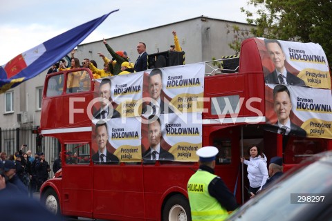  12.05.2025 WARSZAWA<br />
DEBATA WYBORCZA W TELEWIZJI POLSKIEJ<br />
N/Z AUTOBUS SZYMONA HOLOWNI<br />
FOT. ANTONI BYSZEWSKI/FOTONEWS 