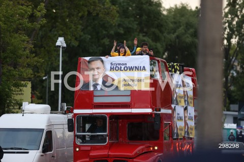  12.05.2025 WARSZAWA<br />
DEBATA WYBORCZA W TELEWIZJI POLSKIEJ<br />
N/Z AUTOBUS SZYMONA HOLOWNI<br />
FOT. ANTONI BYSZEWSKI/FOTONEWS 