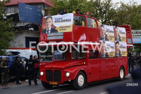  12.05.2025 WARSZAWA<br />
DEBATA WYBORCZA W TELEWIZJI POLSKIEJ<br />
N/Z AUTOBUS SZYMONA HOLOWNI<br />
FOT. ANTONI BYSZEWSKI/FOTONEWS 