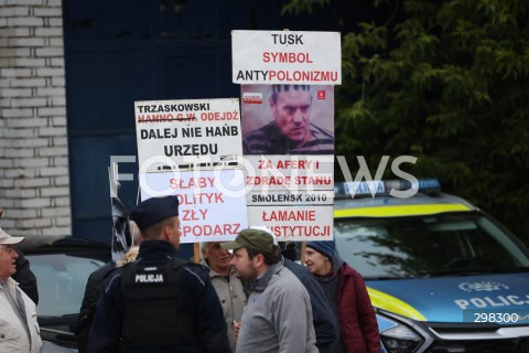  12.05.2025 WARSZAWA<br />
DEBATA WYBORCZA W TELEWIZJI POLSKIEJ<br />
N/Z TRANSPARENTY PROTESTUJACYCH<br />
FOT. ANTONI BYSZEWSKI/FOTONEWS 