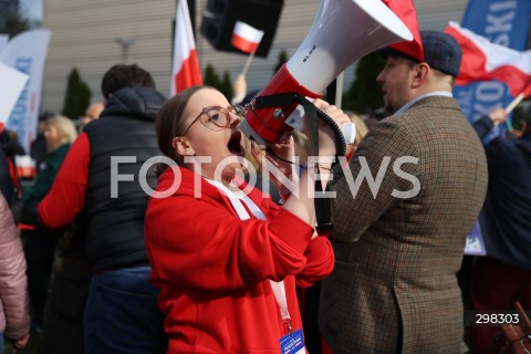  12.05.2025 WARSZAWA<br />
DEBATA WYBORCZA W TELEWIZJI POLSKIEJ<br />
N/Z UCZESTNIK WIECU RAFALA TRZASKOWSKIEGO<br />
FOT. ANTONI BYSZEWSKI/FOTONEWS 