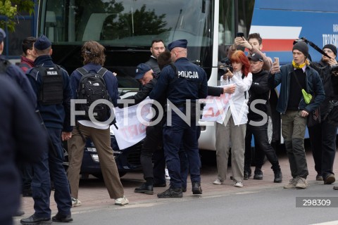  12.05.2025 WARSZAWA<br />
DEBATA WYBORCZA W TELEWIZJI POLSKIEJ<br />
N/Z PROTEST OSTATNIEGO POKOLENIA<br />
FOT. ANTONI BYSZEWSKI/FOTONEWS 